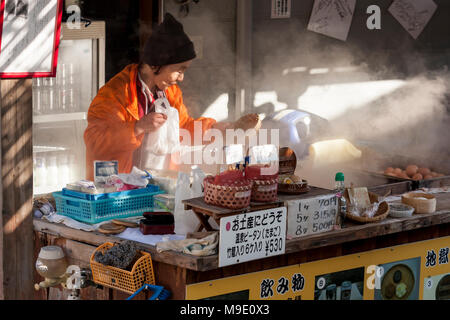 Beppu, Japan. Frau Anbieter kochen gekochte Eier, beliebten Straße Essen in Beppu. Stockfoto