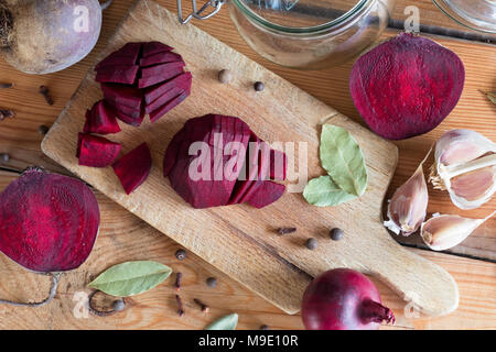 In Scheiben geschnittene rote Rüben auf einem Schneidebrett - Vorbereitung von fermentierten Rüben (zuckerrüben Kwass), Ansicht von oben Stockfoto