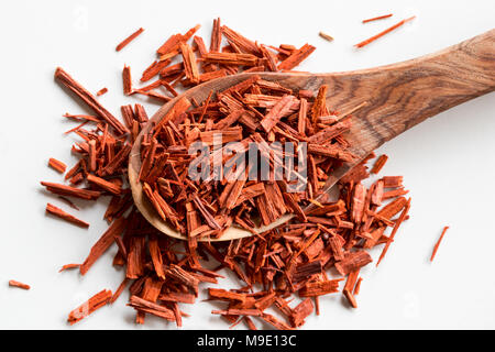 Sandelholz auf einem Löffel aus Holz, auf einem weißen Hintergrund, Ansicht von oben Stockfoto