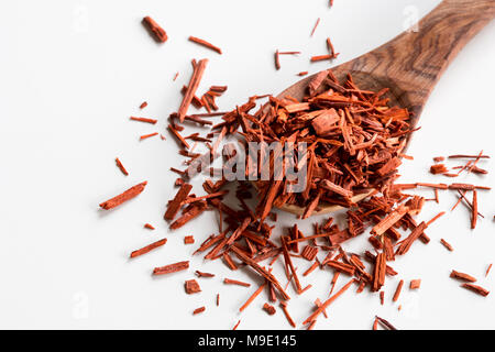 Sandelholz Stücke auf einem Löffel aus Holz, auf einem weißen Hintergrund, Ansicht von oben Stockfoto