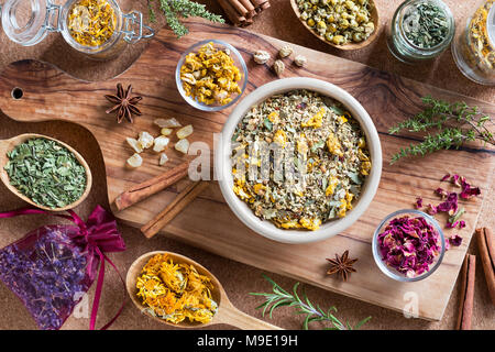 Getrocknete und frische Kräuter auf einem Holztisch, Ansicht von oben Stockfoto