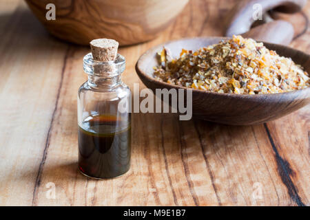 Eine Flasche Myrrhe ätherisches Öl Myrrhe Harz im Hintergrund Stockfoto