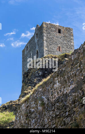 Einer der Türme der Burg Trosky in der Tschechischen Republik Stockfoto