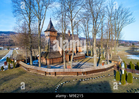 Debno, Polen. Mittelalterliche gotische Kirche des Heiligen Erzengels Michael, im 15. Jahrhundert erbaut, noch aktiv, mit der ältesten Holz polychrome in Stockfoto
