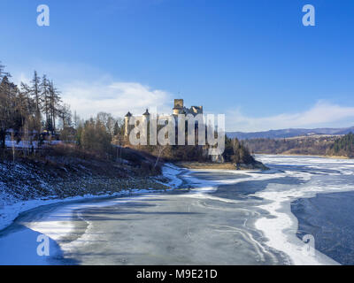 Mittelalterliche Burg in Niedzica, Polen, im Winter auf teilweise gefroren künstliche Czorsztyn See auf dem Dunajec Stockfoto