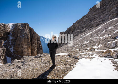 Blick Richtung Marmolada Gletscher, Sass Pordoi-Berg, Gipfel des Pordoi Pass, Sellagruppe, Dolomiten, Provinz Trentino, Italien Stockfoto