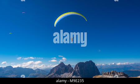 Gleitschirme, Gleitschirmfliegen über der Sella Group, Sella Towers und Piz Boe, Dolomit, Val di Fassa, Provinz Trentino, Italien Stockfoto