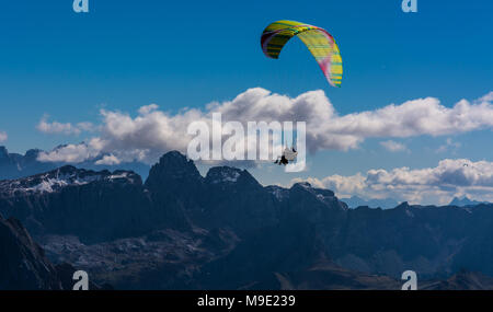 Gleitschirme, Gleitschirmfliegen über der Sella Group, Sella Towers und Piz Boe, Dolomit, Val di Fassa, Provinz Trentino, Italien Stockfoto