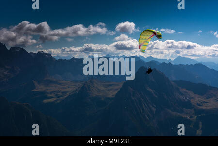 Gleitschirme, Gleitschirmfliegen über der Sella Group, Sella Towers und Piz Boe, Dolomit, Val di Fassa, Provinz Trentino, Italien Stockfoto