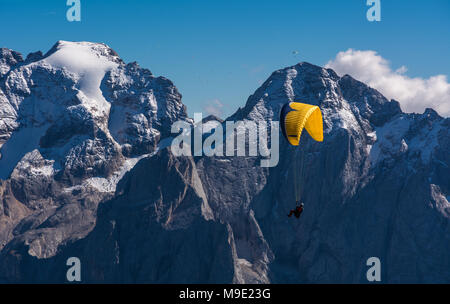 Gleitschirme, Gleitschirmfliegen über der Sella Group, Sella Towers und Piz Boe, Dolomit, Val di Fassa, Provinz Trentino, Italien Stockfoto