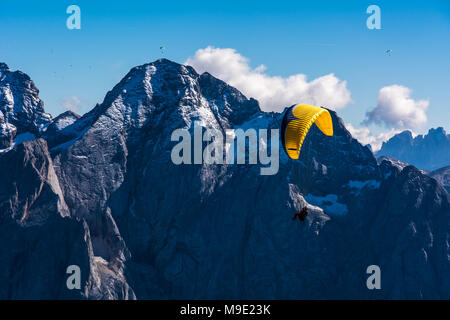 Gleitschirme, Gleitschirmfliegen über der Sella Group, Sella Towers und Piz Boe, Dolomit, Val di Fassa, Provinz Trentino, Italien Stockfoto