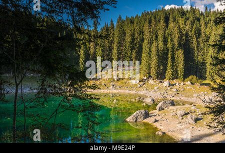 Lago di Carezza Karersee oder See mit Latemar Berg hinter der Gruppe, Nova Levante - Welschnofen, Trentino Alto Adige - Südtirol, Italien Stockfoto