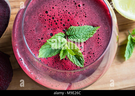 Rote Bete Saft in ein Glas mit frischer Minze, Ansicht von oben Stockfoto