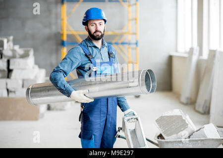 Builder mit Rohr innen Stockfoto