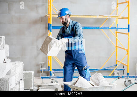 Builder arbeiten mit Blöcken im Innenbereich Stockfoto