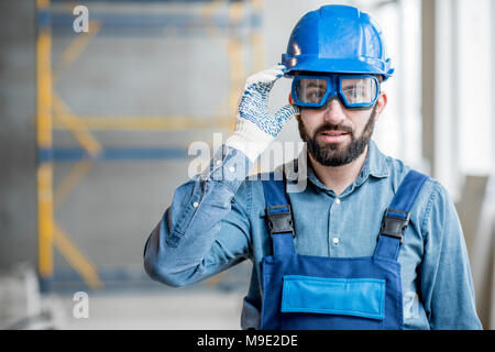 Builder in Uniform im Innenbereich Stockfoto