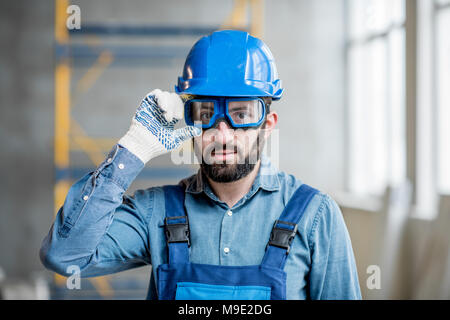 Builder in Uniform im Innenbereich Stockfoto