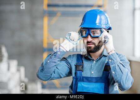 Builder in Uniform im Innenbereich Stockfoto