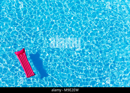 Rosa aufblasbare Matratze auf dem Wasser schwimmend Oberfläche Stockfoto