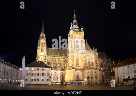 Prag, tschechische Republik - 27 Dezember, 2017: St. Veitsdom auf der Prager Burg bei Nacht Stockfoto
