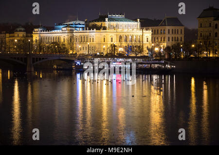 Prag, tschechische Republik - 27 Dezember, 2017: Rudolfinum Concert Hall am Ufer der Moldau bei Nacht Stockfoto