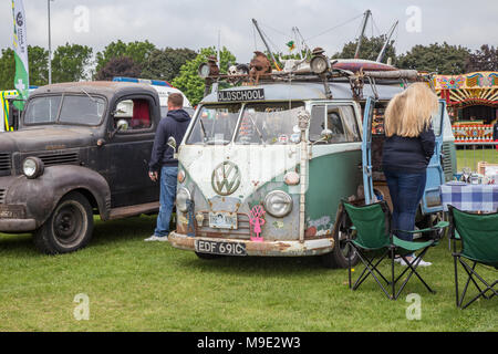 Enfield, London, UK, 29. Mai 2016: alte VW-Campingbus auf Anzeige am Festzug. Stockfoto