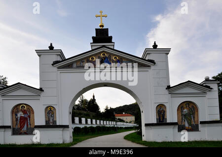 Kloster Grgeteg. Serbisch-orthodoxe Kloster (1717) in Grgeteg in der Fruska Gora Berge der nördlichen Provinz Vojvodina in Serbien. Stockfoto