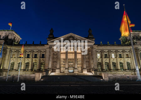 Deutsche Reichstag bei Nacht, Mitte, Berlin, Deutschland, Europa. Reichstag und Bundestag ist das Parlament der Bundesrepublik Deutschland. Beliebte Sehenswürdigkeiten, berühmten trav Stockfoto