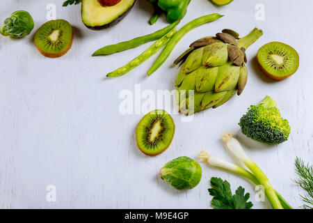 Vielzahl von rohem Gemüse Salate, Salat, Chinakohl, Mais, Brokkoli, Wirsing als Rahmen rund leer weiß Schneidebrett. Essen-Hintergrund. T Stockfoto