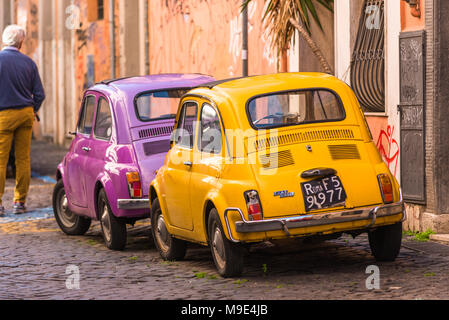 Zwei klassischen Fiat 500 Autos auf Trastevere backstreet, Rom, Latium, Italien geparkt. Stockfoto