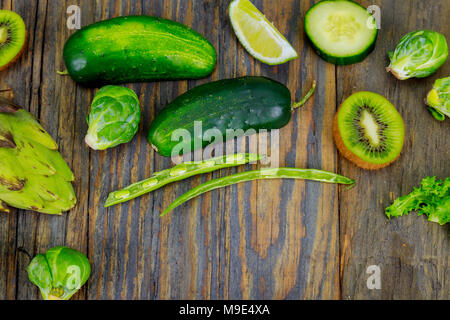 Frisches rohes Gemüse Zutaten für gesundes Kochen oder Salat mit rustikalen Olivenholz Brett in der Mitte, oben anzeigen, kopieren. Diät- oder vegetarische f Stockfoto