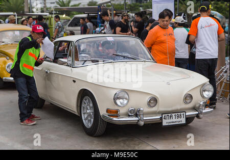 Nonthaburi, Thailand - 10. März 2018: VW Karmann Ghia Typ 34 melden sie volkswagen Club Meeting am Parkplatz der Robinson Department Store Stockfoto
