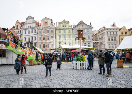 Prag, Tschechische Republik - 18. März, 2018: die Menschen sind, die in Prag Ostern Markt am Marktplatz der Altstadt. Die ostermärkte (Velikonocni trhy) feiern t Stockfoto