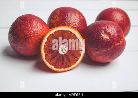 Blutorangen auf weißem Holz- Hintergrund. Saisonale Zitrusfrüchte Stockfoto