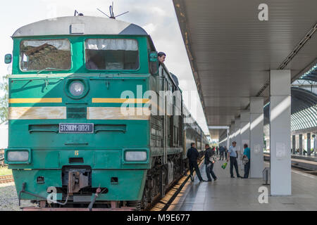 CHISINAU, REPUBLIK MOLDAU - 11. MAI 2016: ein Zug mit Menschen Boarding am Hauptbahnhof in Chisinau. Stockfoto