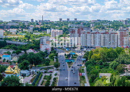 CHISINAU, REPUBLIK MOLDAU - 21. JULI 2016: Verkehrsader einer grünen Stadt, Chisinau, Moldawien. Stockfoto