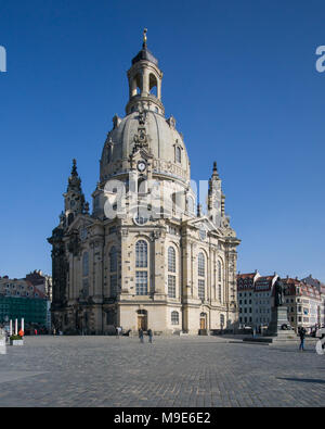 Frauenkirche Dresden an einem sonnigen Tag mit blauen Himmel, Deutschland.