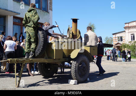 Mstyora, Russia-May 9,2014: Kinder werden Porridge und Kompott aus Feld Küche verteilen am Feiertag des Sieges am 9. Mai Stockfoto