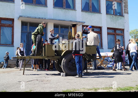 Mstyora, Russia-May 9,2014: Kinder werden Porridge und Kompott aus Feld Küche verteilen am Feiertag des Sieges am 9. Mai Stockfoto