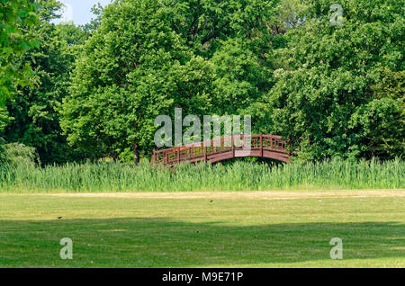 Grünen Rasen und hölzerne Brücke in einem öffentlichen Park Johannapark (Clara-Zetkin-Park) in Leipzig, Deutschland Stockfoto