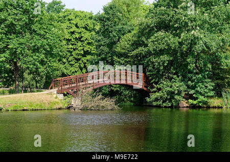 Hölzerne Brücke in einem öffentlichen Park Johannapark (Clara-Zetkin-Park) in Leipzig, Deutschland Stockfoto