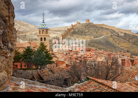 Wunderschöne Aussicht auf das mittelalterliche Städtchen Albarracin mit Hügeln und Stadtmauer im Hintergrund unter einem bewölkten Himmel. Teruel, Spanien. Stockfoto