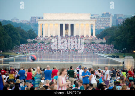 Washington DC, USA - Juli 04, 2017, die Aussicht vom Washington Monument, das Lincoln Memorial, die vor und während des 4. Juli Feuerwerk. Stockfoto