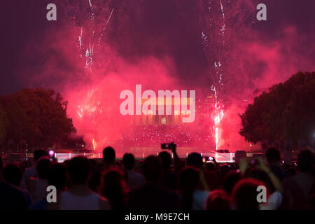 Washington DC, USA - Juli 04, 2017, die Aussicht vom Washington Monument, das Lincoln Memorial, die vor und während des 4. Juli Feuerwerk. Stockfoto