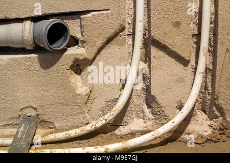 Installation von Abwasserleitungen in einem Badezimmer der Wohnung Interieur während der Renovierungsarbeiten. Grauer Kunststoff Ablaufschlauch für Wasser eingesetzt. Stockfoto