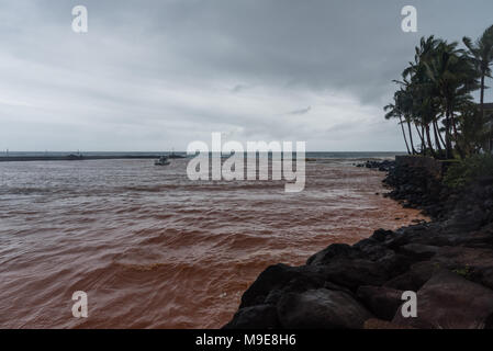 Rotes Wasser im Kukuiula Bay auf Kauai nach einem großen regensturm Stockfoto