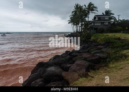 Rotes Wasser im Kukuiula Bay auf Kauai nach einem großen regensturm Stockfoto