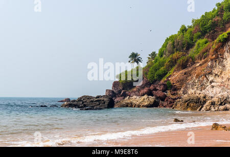 Hintergrund mit einem Blick auf den schönen Strand mit einer felsigen und eine Palme in Vasco da Gama. Goa, Indien Stockfoto