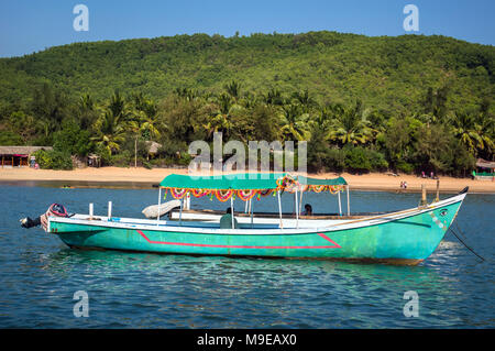 Indische Boot im Meer am Strand Hintergrund. Gokarna Indien Stockfoto