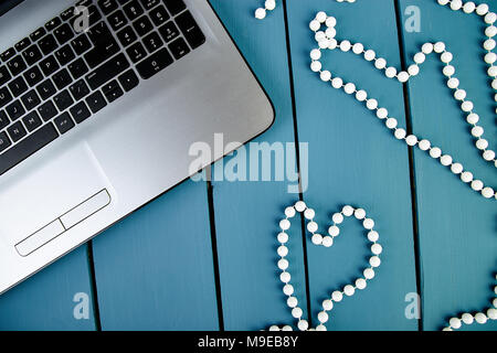 Moderne Frauen Arbeitsplatz mit Notebook oder Laptop. Immer noch leben, Business, Bürobedarf oder Bildung Konzept. Flach. Ansicht von oben. Symbol Herz, liebe. Stockfoto